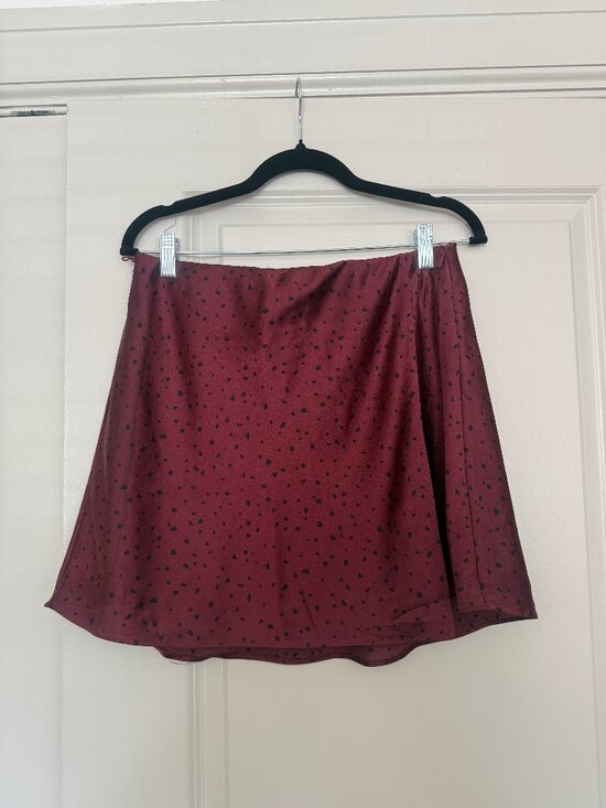 Abercrombie & Fitch Dresses & Skirts - Abercrombie & Fitch Maroon & Black Spotted Mini Skirt Size Medium